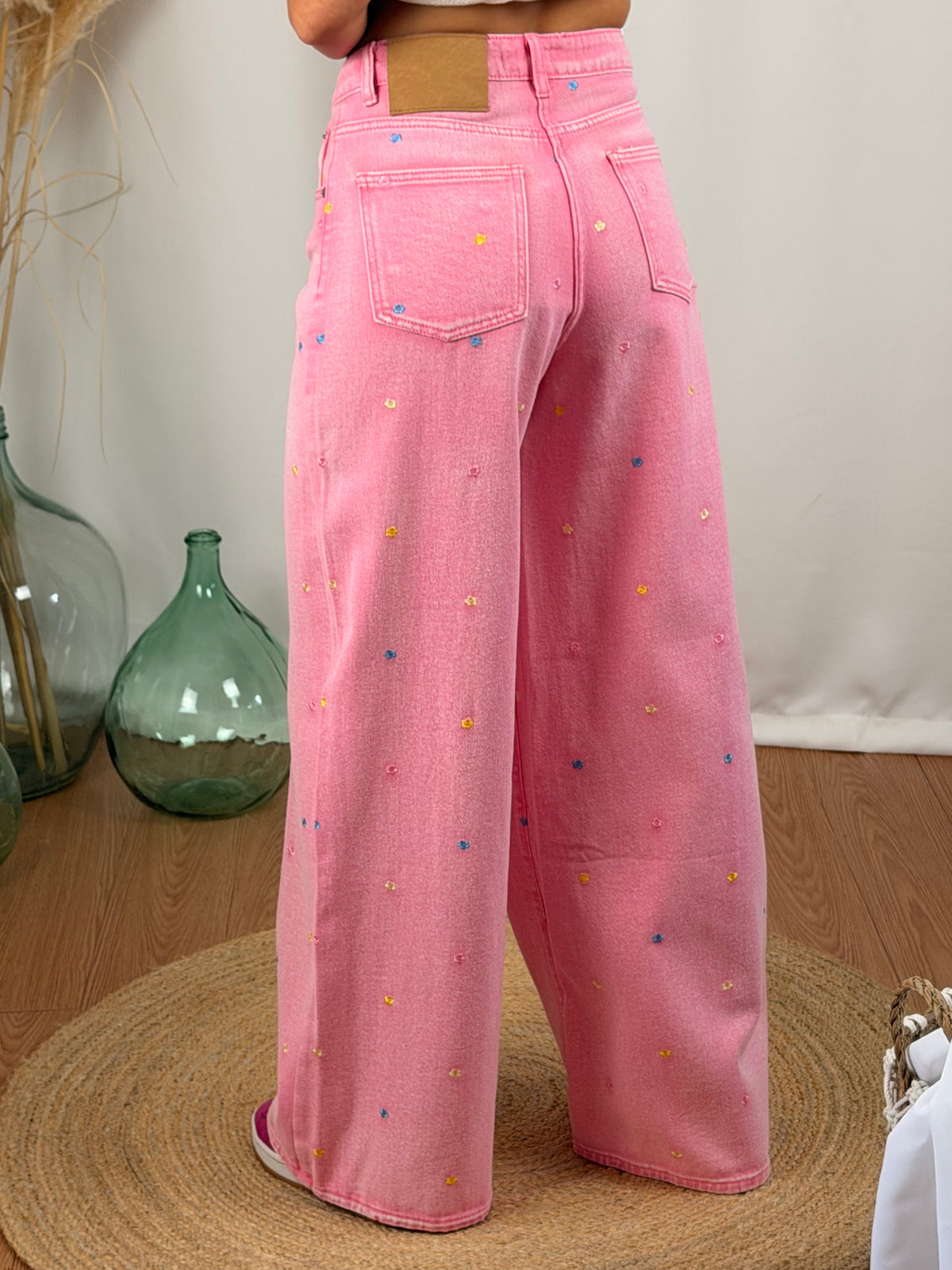 Jeans à fleurs brodées